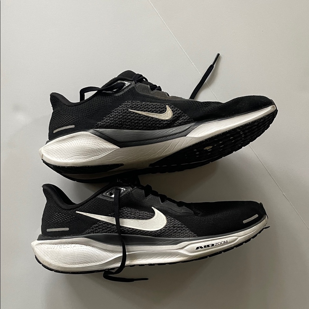 Nike Men's Black and White Air Zoom Shoes